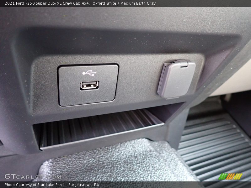 Oxford White / Medium Earth Gray 2021 Ford F250 Super Duty XL Crew Cab 4x4