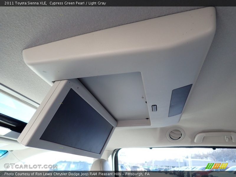 Cypress Green Pearl / Light Gray 2011 Toyota Sienna XLE