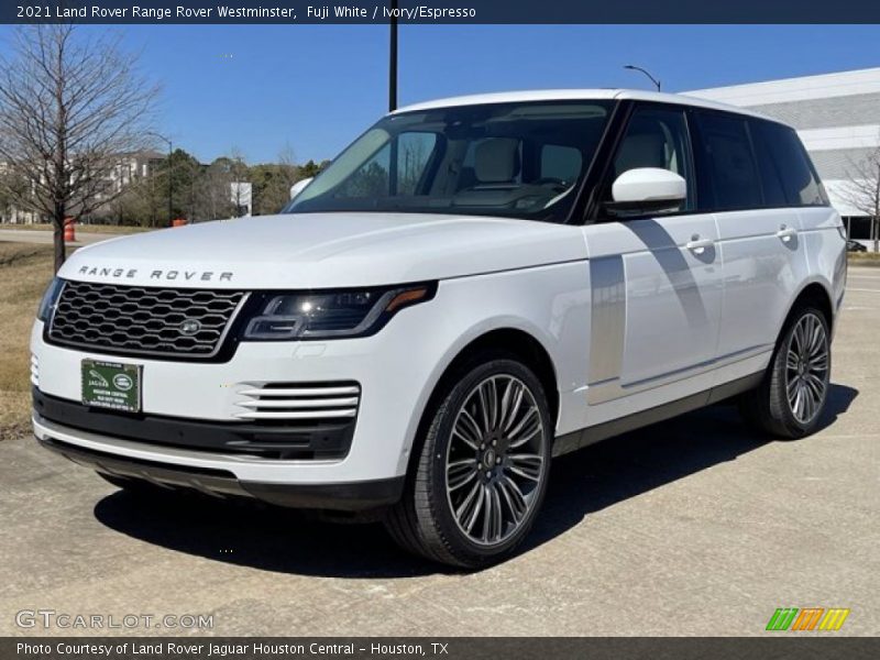 Front 3/4 View of 2021 Range Rover Westminster