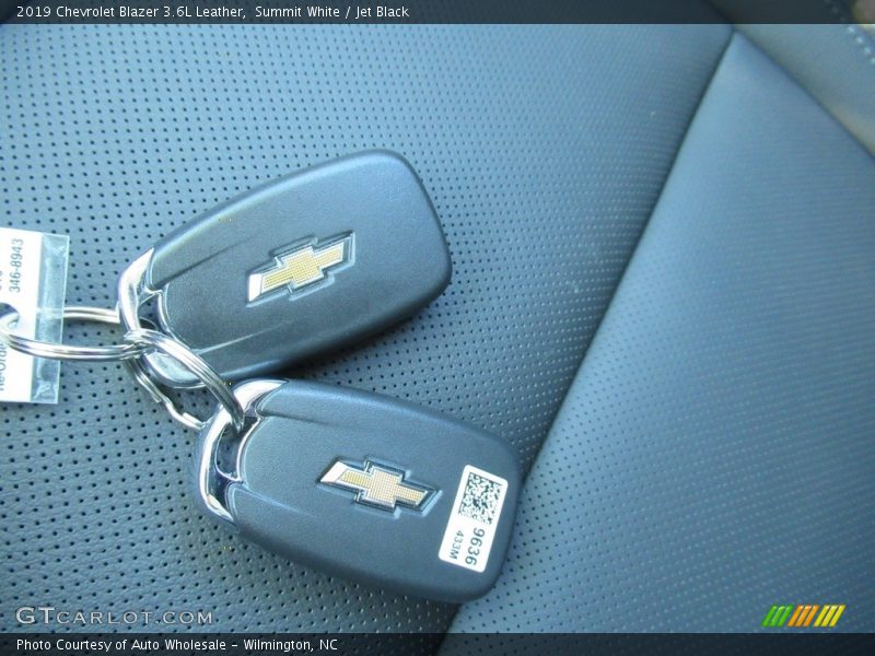 Summit White / Jet Black 2019 Chevrolet Blazer 3.6L Leather