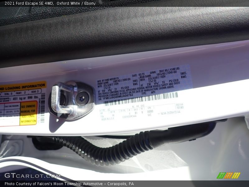 Oxford White / Ebony 2021 Ford Escape SE 4WD