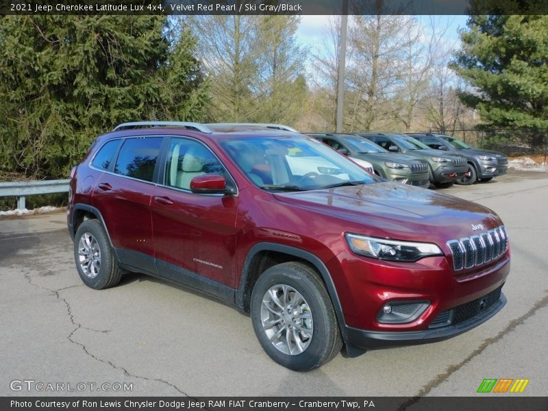 Front 3/4 View of 2021 Cherokee Latitude Lux 4x4