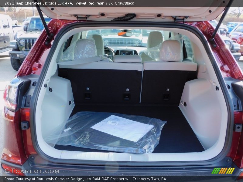  2021 Cherokee Latitude Lux 4x4 Trunk