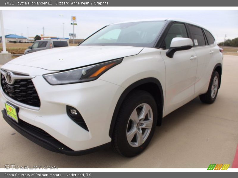 Blizzard White Pearl / Graphite 2021 Toyota Highlander LE