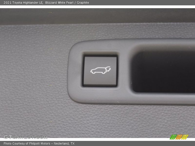 Blizzard White Pearl / Graphite 2021 Toyota Highlander LE