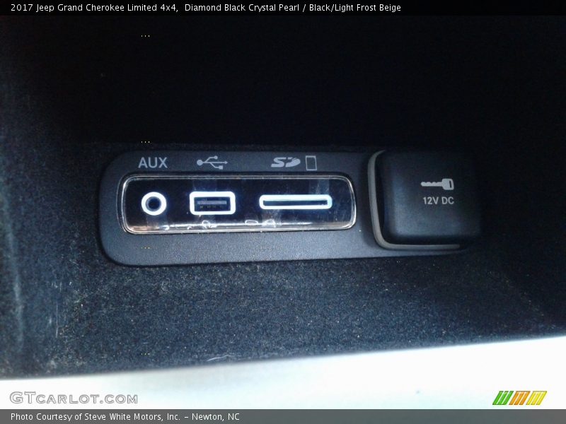 Diamond Black Crystal Pearl / Black/Light Frost Beige 2017 Jeep Grand Cherokee Limited 4x4