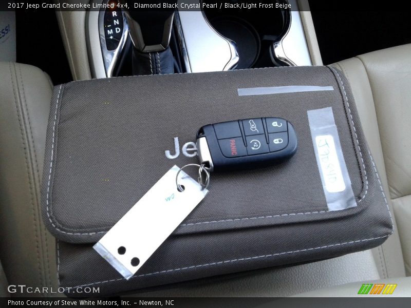 Diamond Black Crystal Pearl / Black/Light Frost Beige 2017 Jeep Grand Cherokee Limited 4x4