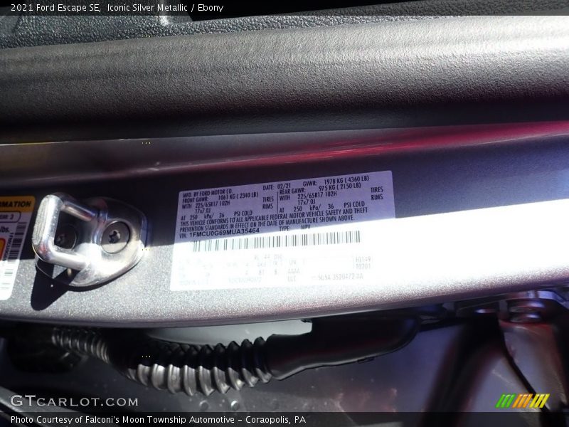 Iconic Silver Metallic / Ebony 2021 Ford Escape SE