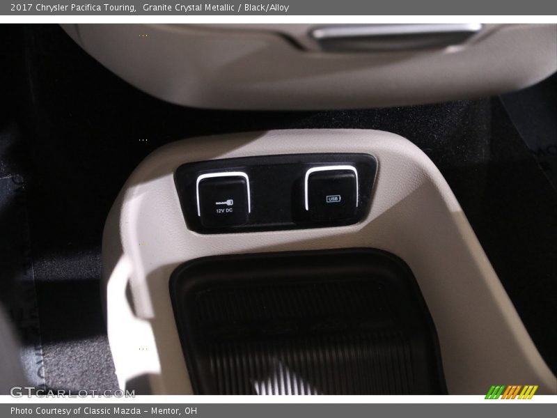Granite Crystal Metallic / Black/Alloy 2017 Chrysler Pacifica Touring