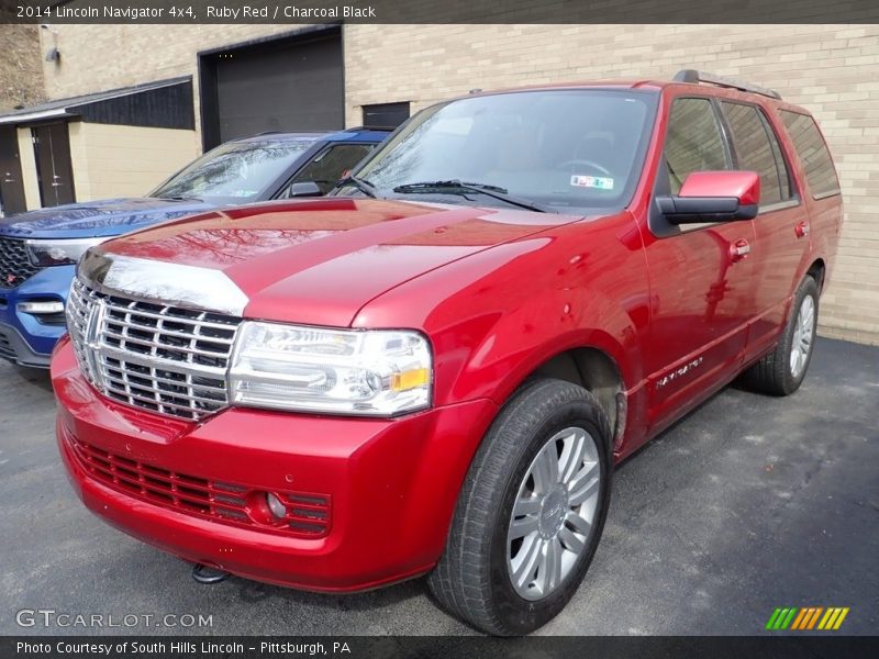 Front 3/4 View of 2014 Navigator 4x4