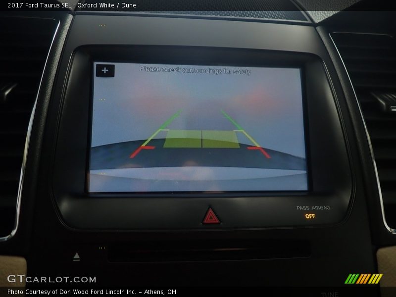 Oxford White / Dune 2017 Ford Taurus SEL