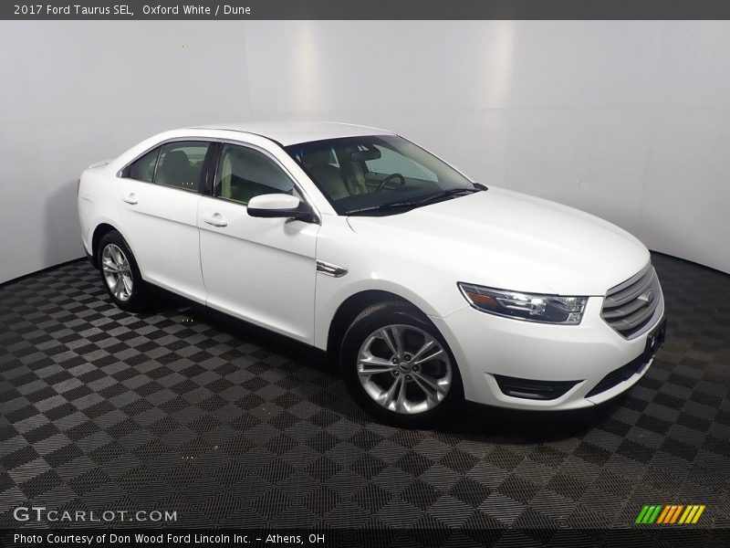 Oxford White / Dune 2017 Ford Taurus SEL