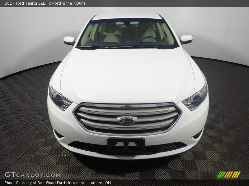 Oxford White / Dune 2017 Ford Taurus SEL