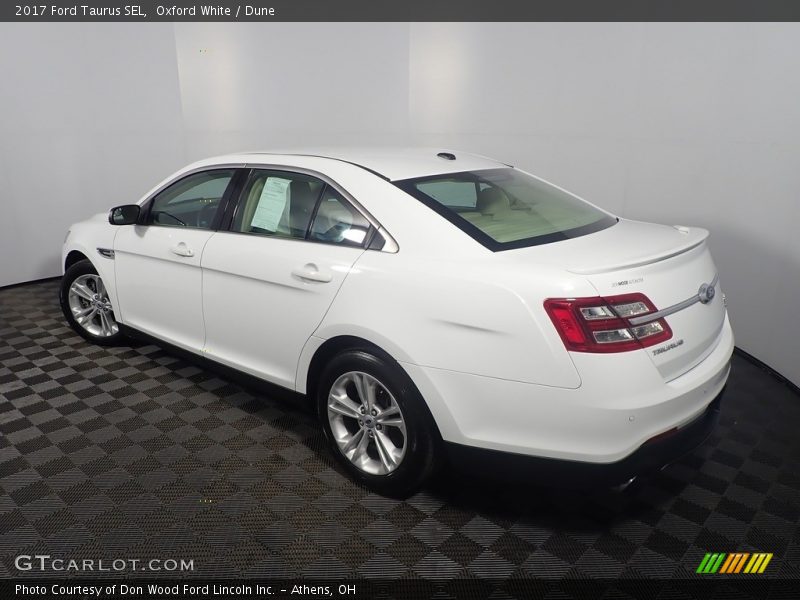 Oxford White / Dune 2017 Ford Taurus SEL