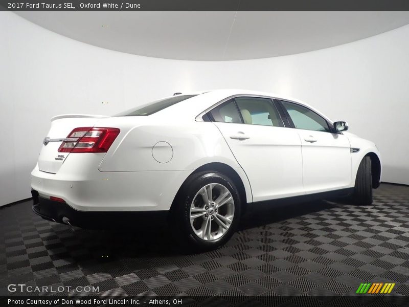 Oxford White / Dune 2017 Ford Taurus SEL