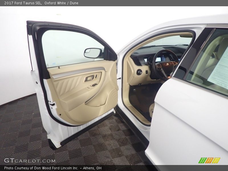 Oxford White / Dune 2017 Ford Taurus SEL