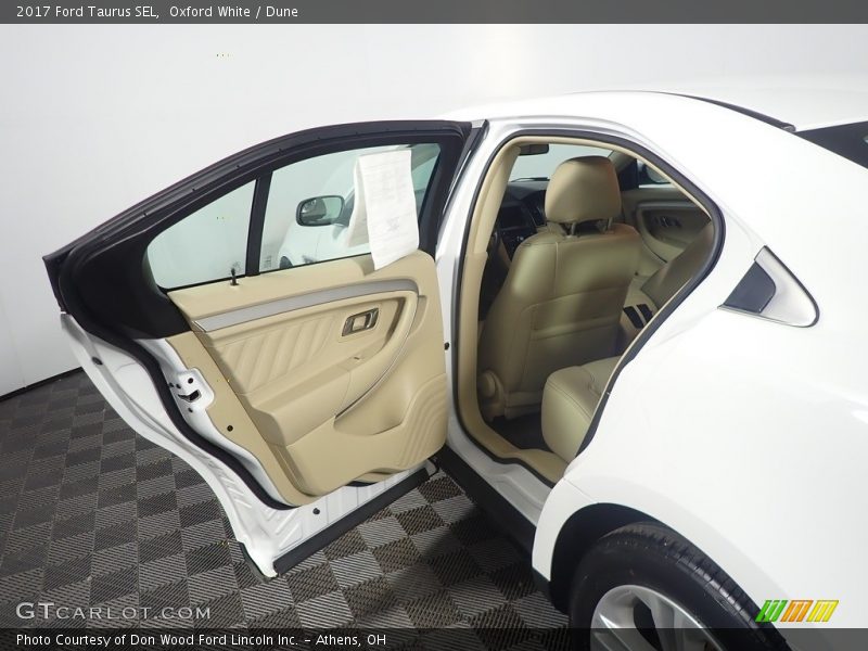 Oxford White / Dune 2017 Ford Taurus SEL
