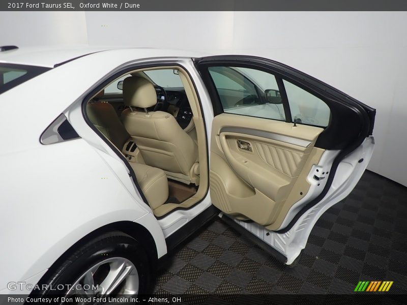 Oxford White / Dune 2017 Ford Taurus SEL