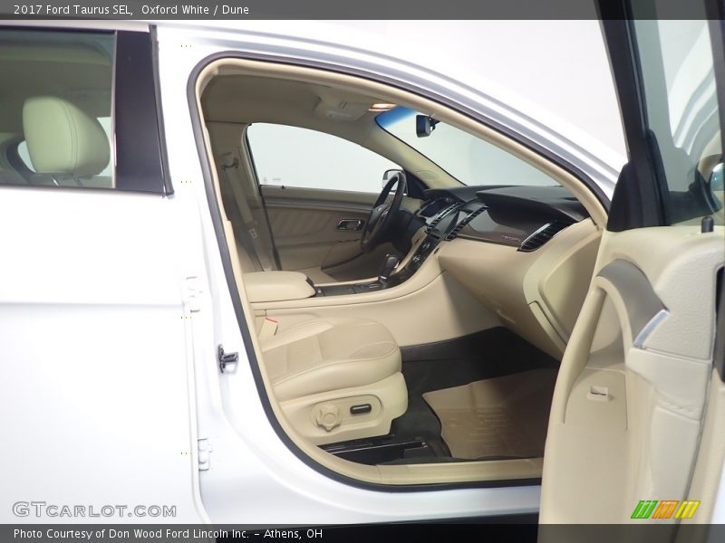 Oxford White / Dune 2017 Ford Taurus SEL