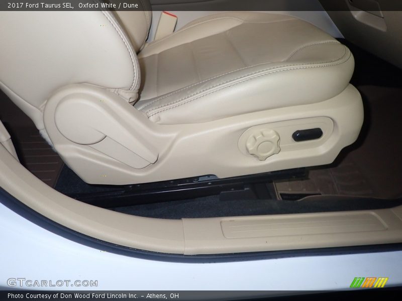 Oxford White / Dune 2017 Ford Taurus SEL