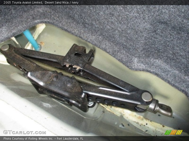 Desert Sand Mica / Ivory 2005 Toyota Avalon Limited