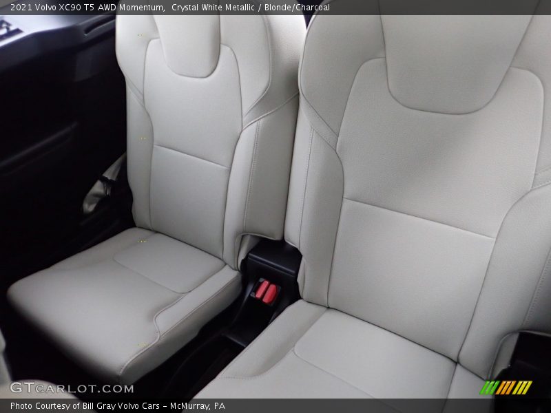 Crystal White Metallic / Blonde/Charcoal 2021 Volvo XC90 T5 AWD Momentum