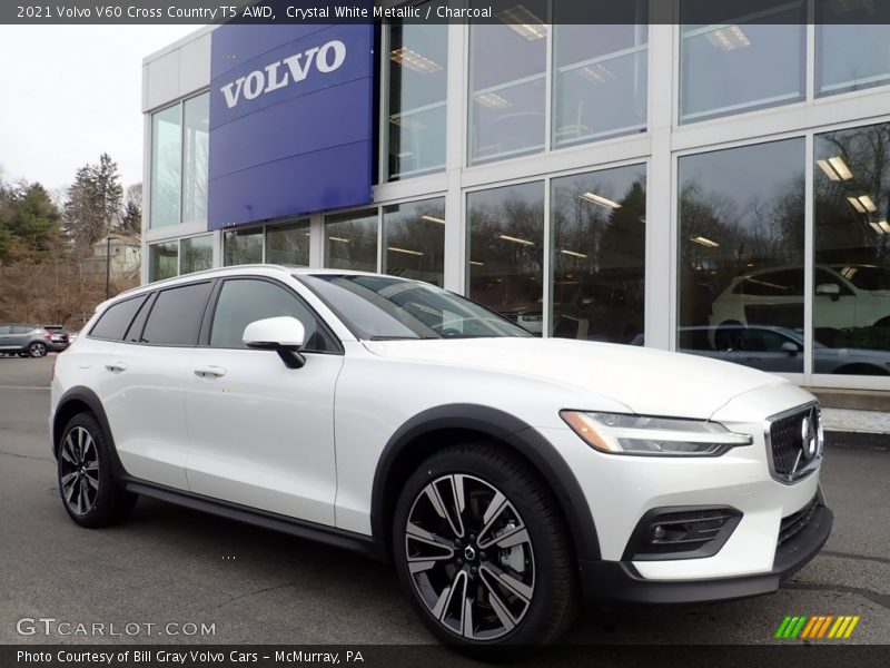 Front 3/4 View of 2021 V60 Cross Country T5 AWD