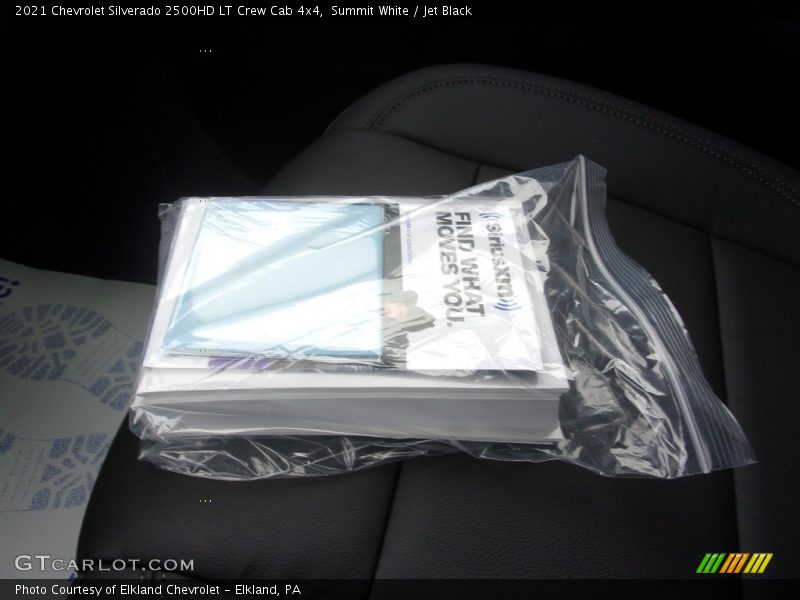 Summit White / Jet Black 2021 Chevrolet Silverado 2500HD LT Crew Cab 4x4