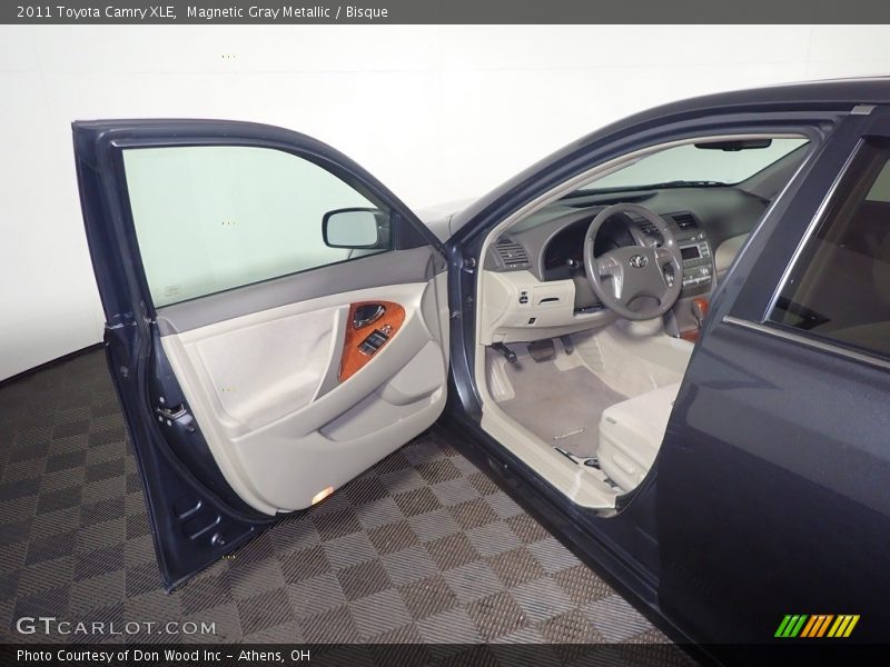 Magnetic Gray Metallic / Bisque 2011 Toyota Camry XLE