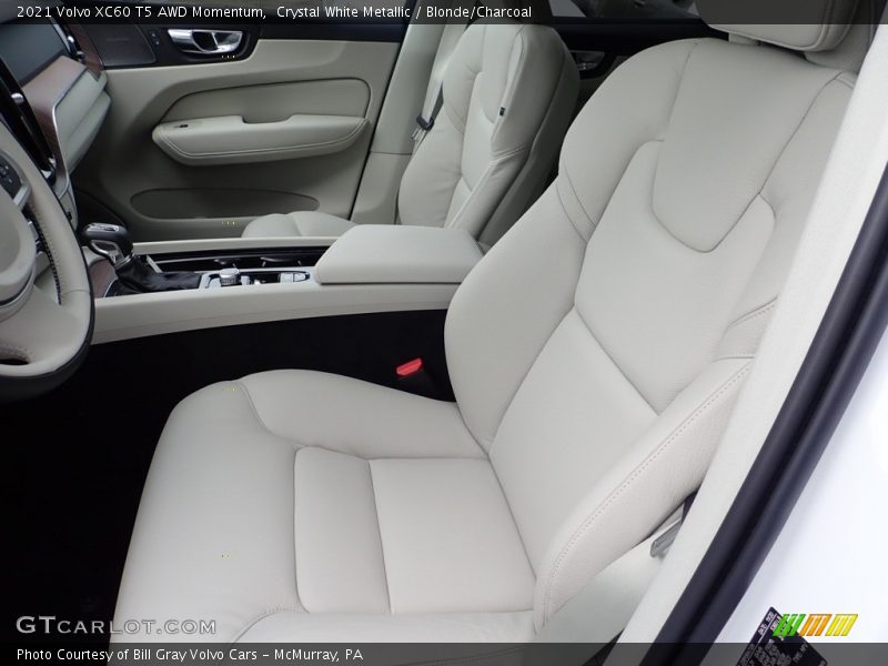 Crystal White Metallic / Blonde/Charcoal 2021 Volvo XC60 T5 AWD Momentum