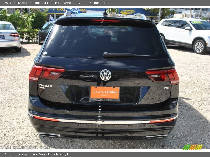 Deep Black Pearl / Titan Black 2018 Volkswagen Tiguan SEL R-Line