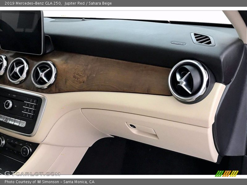 Jupiter Red / Sahara Beige 2019 Mercedes-Benz GLA 250
