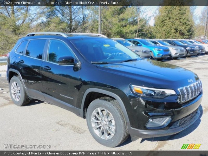 Front 3/4 View of 2021 Cherokee Latitude Lux 4x4