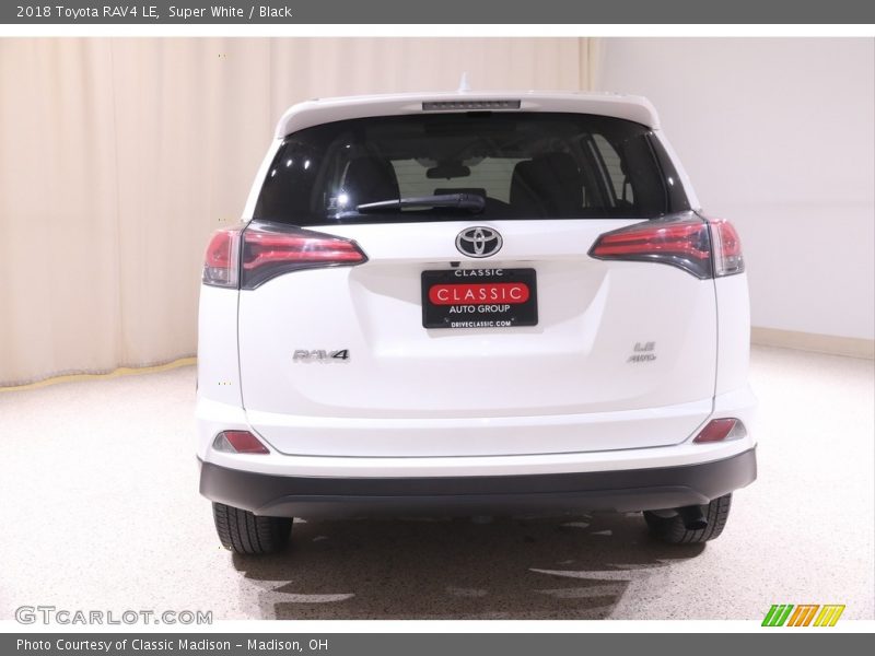 Super White / Black 2018 Toyota RAV4 LE