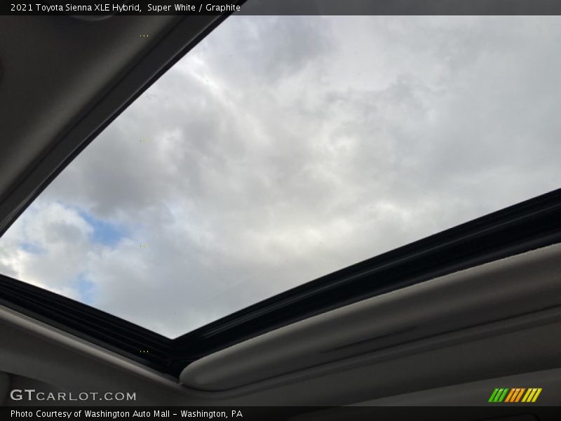 Super White / Graphite 2021 Toyota Sienna XLE Hybrid