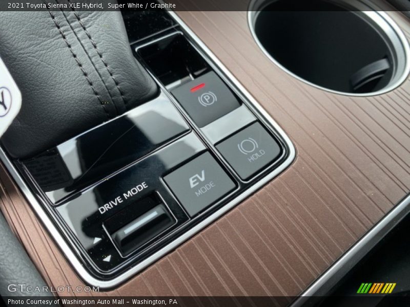 Super White / Graphite 2021 Toyota Sienna XLE Hybrid