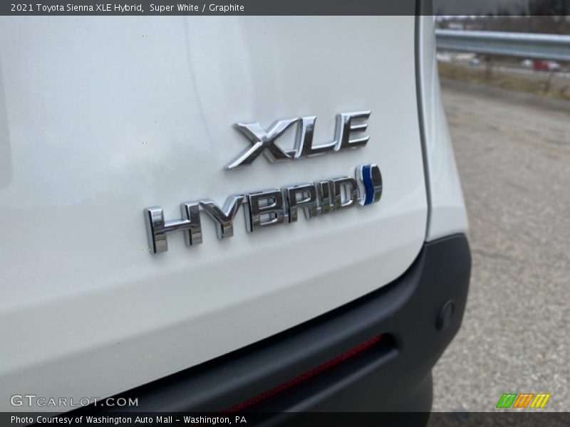 Super White / Graphite 2021 Toyota Sienna XLE Hybrid