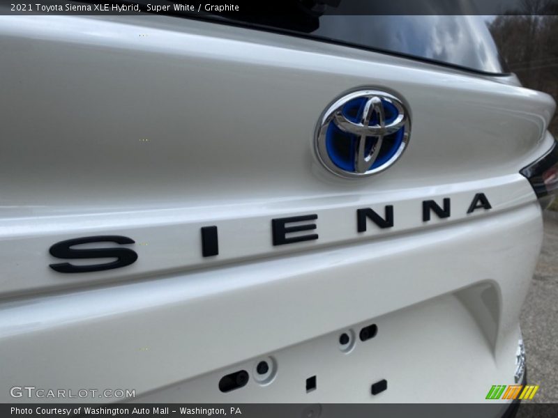 Super White / Graphite 2021 Toyota Sienna XLE Hybrid