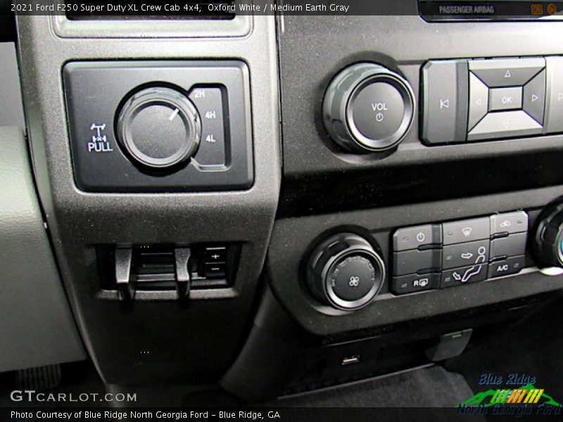 Oxford White / Medium Earth Gray 2021 Ford F250 Super Duty XL Crew Cab 4x4