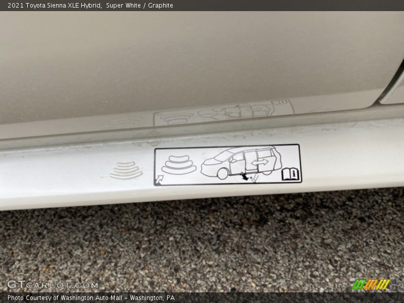 Super White / Graphite 2021 Toyota Sienna XLE Hybrid