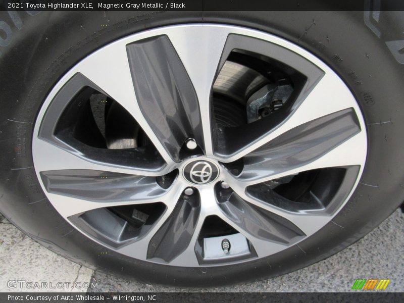 Magnetic Gray Metallic / Black 2021 Toyota Highlander XLE