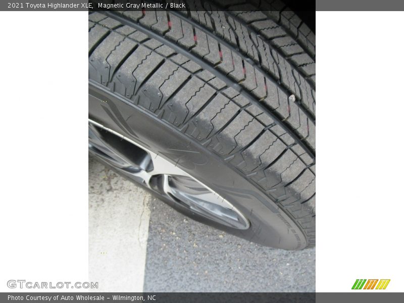 Magnetic Gray Metallic / Black 2021 Toyota Highlander XLE