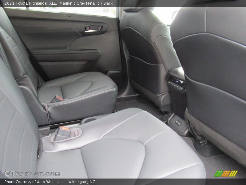 Magnetic Gray Metallic / Black 2021 Toyota Highlander XLE