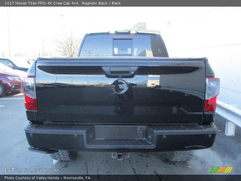 Magnetic Black / Black 2017 Nissan Titan PRO-4X Crew Cab 4x4