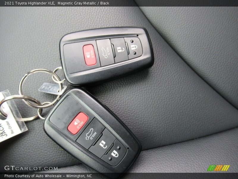 Magnetic Gray Metallic / Black 2021 Toyota Highlander XLE