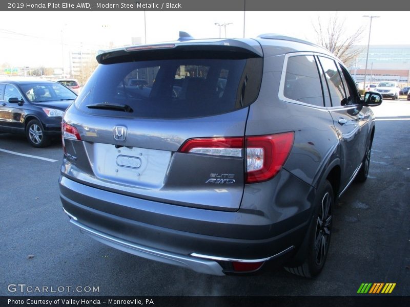 Modern Steel Metallic / Black 2019 Honda Pilot Elite AWD