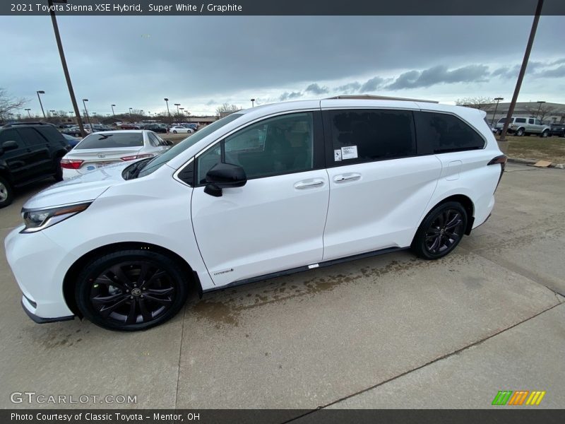 Super White / Graphite 2021 Toyota Sienna XSE Hybrid