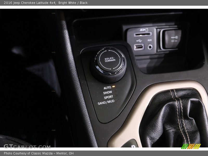 Bright White / Black 2016 Jeep Cherokee Latitude 4x4