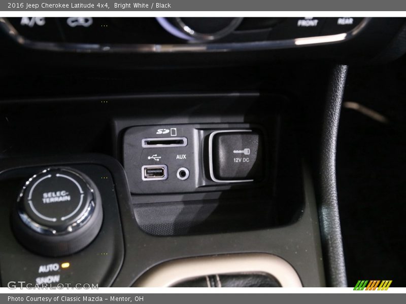Bright White / Black 2016 Jeep Cherokee Latitude 4x4