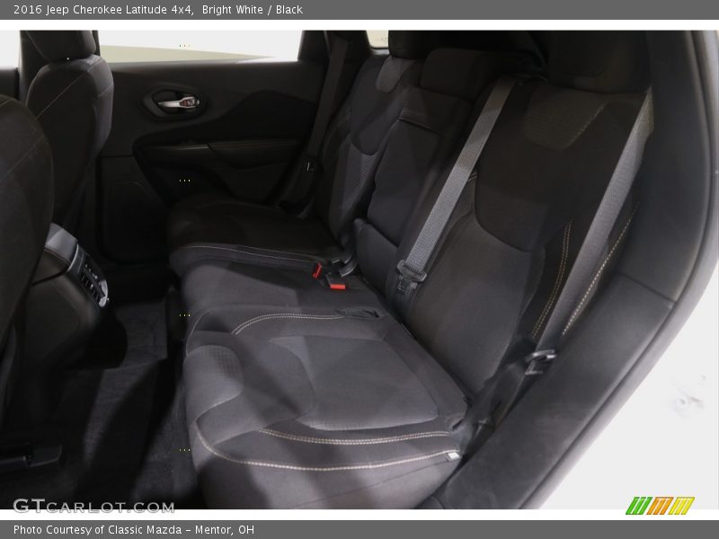 Bright White / Black 2016 Jeep Cherokee Latitude 4x4